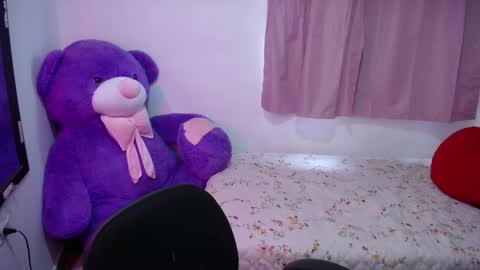 Snapshot of kimberly_slim chatting on 09-12-25, 12:27 Kim online show from 09-12-25, 12:27