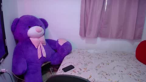 Snapshot of kimberly_slim chatting on 09-18-25, 11:45 Kim online show from 09-18-25, 11:45