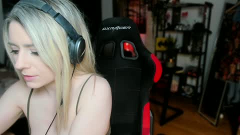 Wolfs Girl online show from 03-12-25, 08:10