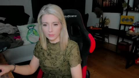 Wolfs Girl online show from 10-18-25, 01:56