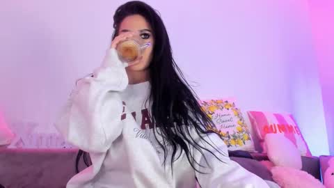 Snapshot of kimkardassiann chatting on 12-20-25, 09:44 Natalie online show from 12-20-25, 09:44