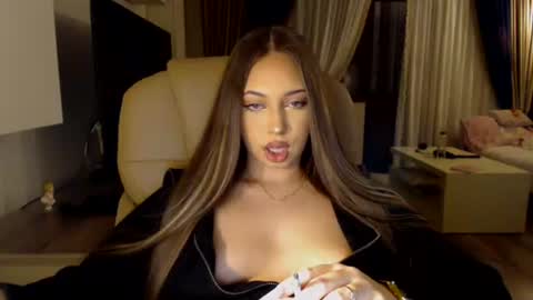 Snapshot of kimlee4 chatting on 02-20-25, 05:18 Kim Lee online show from 02-20-25, 05:18