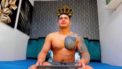 Snapshot of king_falconer chatting on 09-30-25, 02:38 Angel Falconer online show from 09-30-25, 02:38