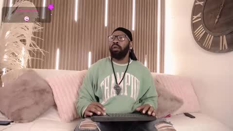 Snapshot of king_mallik chatting on 09-18-25, 01:02 Malik online show from 09-18-25, 01:02