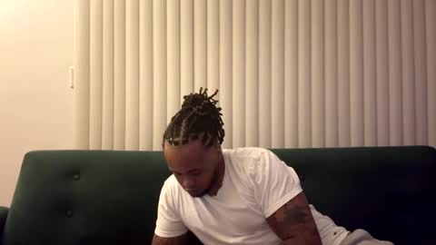 Snapshot of kingdabiggest chatting on 09-17-25, 08:49 KingDaBiggest online show from 09-17-25, 08:49