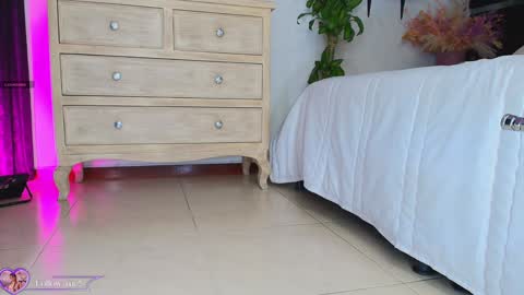 Snapshot of kinky_karo chatting on 01-17-25, 11:27 online show from 01-17-25, 11:27