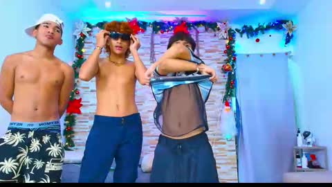 Snapshot of kinkyhousexxx chatting on 11-17-25, 01:44 kinkyhousexxx online show from 11-17-25, 01:44