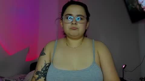 Snapshot of kinkyqueenscb chatting on 05-30-26, 01:25 natasha and amber online show from 05-30-26, 01:25