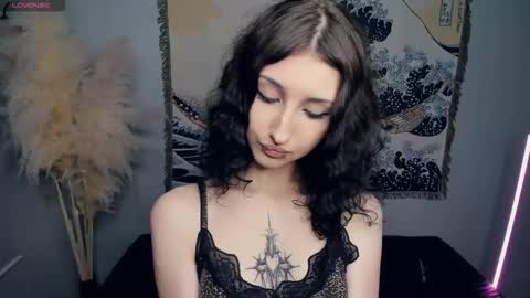 Snapshot of kira_nocturne chatting on 12-20-25, 09:05 Kira online show from 12-20-25, 09:05