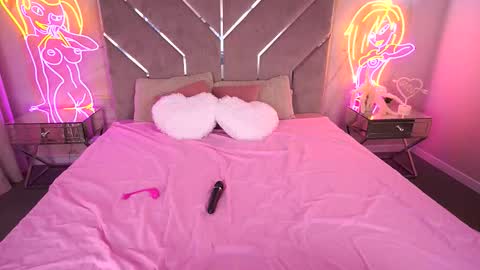 Kira online show from 09-18-25, 08:33