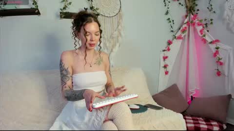 Snapshot of kiralotus chatting on 10-24-25, 07:05 little vampire online show from 10-24-25, 07:05