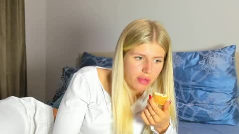 Snapshot of kirraa_ chatting on 05-15-26, 09:22 Kira online show from 05-15-26, 09:22