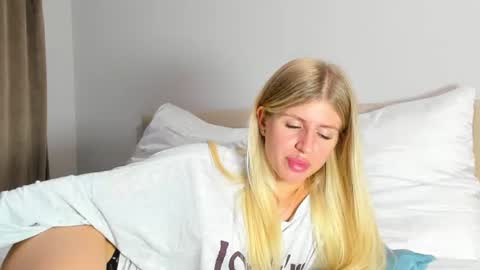 Snapshot of kirraa_ chatting on 06-17-26, 11:16 Kira online show from 06-17-26, 11:16