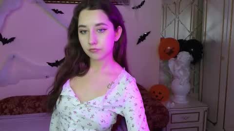 Snapshot of kisses_eva chatting on 10-19-25, 05:08 Hot Eva online show from 10-19-25, 05:08