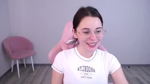 Snapshot of kisulya_meow246 chatting on 10-22-25, 05:19 Vikki Rose online show from 10-22-25, 05:19