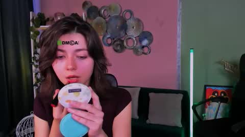 Snapshot of kitniss_dreamy chatting on 10-18-25, 12:17 kitniss online show from 10-18-25, 12:17
