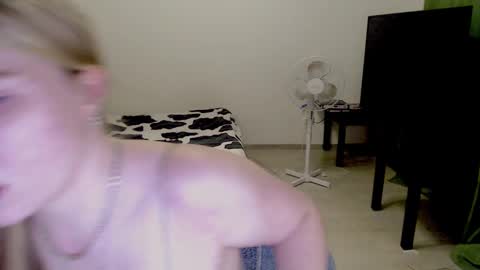 Snapshot of kitten_jenny01 chatting on 12-12-24, 03:59 Jennyblonde and Emmabrunette online show from 12-12-24, 03:59