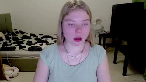 Snapshot of kitten_jenny01 chatting on 12-16-24, 01:32 Jennyblonde and Emmabrunette online show from 12-16-24, 01:32