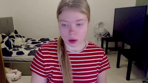 Snapshot of kitten_jenny01 chatting on 01-11-25, 03:09 Jennyblonde and Emmabrunette online show from 01-11-25, 03:09