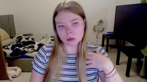 Snapshot of kitten_jenny01 chatting on 09-20-25, 02:40 Jennyblonde and Emmabrunette online show from 09-20-25, 02:40