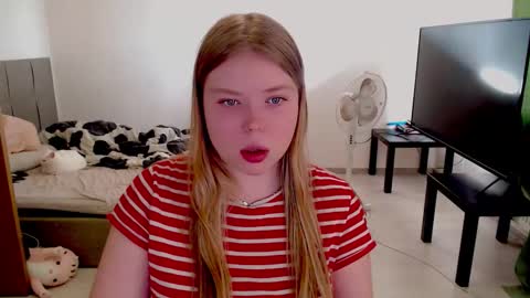 Snapshot of kitten_jenny01 chatting on 10-02-25, 12:01 Jennyblonde and Emmabrunette online show from 10-02-25, 12:01