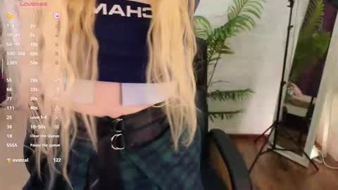 Snapshot of kitten_murray chatting on 11-06-25, 06:36 barbara online show from 11-06-25, 06:36