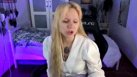 Snapshot of kitten_murray chatting on 11-08-25, 06:02 barbara online show from 11-08-25, 06:02