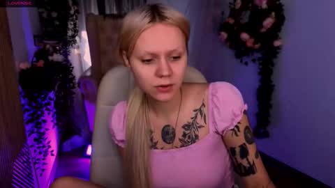 Snapshot of kitten_murray chatting on 11-25-25, 01:00 barbara online show from 11-25-25, 01:00