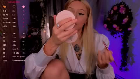 Snapshot of kitten_murray chatting on 11-26-25, 06:36 barbara online show from 11-26-25, 06:36