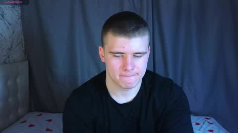 Snapshot of kittenmur chatting on 12-18-24, 01:23 Vlad online show from 12-18-24, 01:23