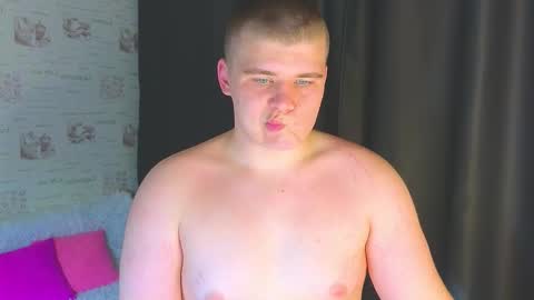 Snapshot of kittenmur chatting on 09-22-25, 08:55 Vlad online show from 09-22-25, 08:55