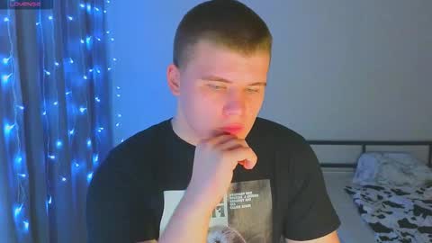 Snapshot of kittenmur chatting on 11-24-25, 02:33 Vlad online show from 11-24-25, 02:33