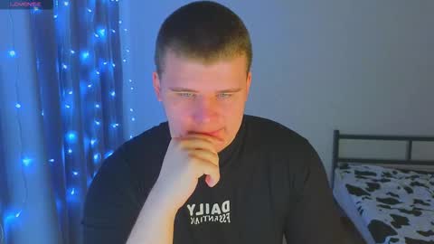 Snapshot of kittenmur chatting on 11-26-25, 03:51 Vlad online show from 11-26-25, 03:51