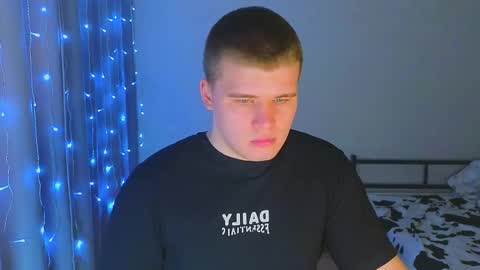 Snapshot of kittenmur chatting on 11-28-25, 09:50 Vlad online show from 11-28-25, 09:50