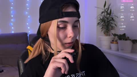 Snapshot of kittie_bear chatting on 04-04-26, 07:22 Veronica online show from 04-04-26, 07:22