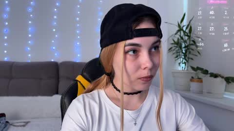 Snapshot of kittie_bear chatting on 05-08-26, 03:34 Veronica online show from 05-08-26, 03:34
