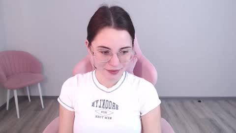 Snapshot of kitty_boy246 chatting on 10-22-25, 05:19 Andrew online show from 10-22-25, 05:19