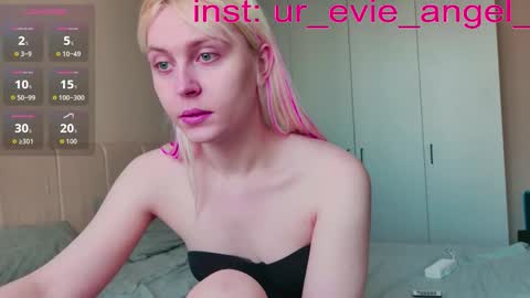 Snapshot of kitty_dora chatting on 03-22-26, 09:34 Evelyn online show from 03-22-26, 09:34