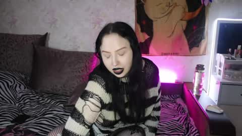 Hey  Im Ellie  if you like me and like my show give me a thumbs up hehe online show from 06-01-26, 09:16