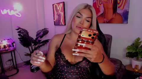 Snapshot of kittyhotts chatting on 07-28-26, 11:17 Sari bell online show from 07-28-26, 11:17