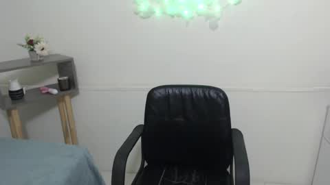 Snapshot of kittylove_x chatting on 06-23-26, 05:44 kittylove_x online show from 06-23-26, 05:44