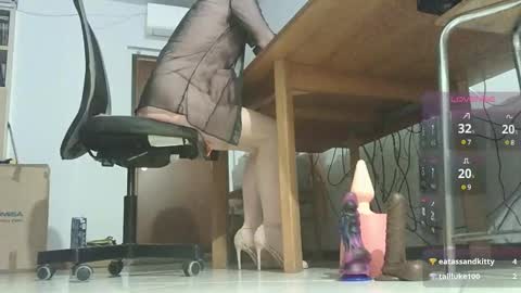 Snapshot of klaudiacd chatting on 12-27-24, 06:14 Klaudia online show from 12-27-24, 06:14