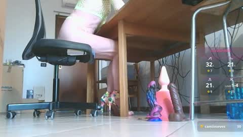 Snapshot of klaudiacd chatting on 09-28-25, 05:24 Klaudia online show from 09-28-25, 05:24