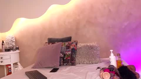 K L O E online show from 11-05-25, 07:36