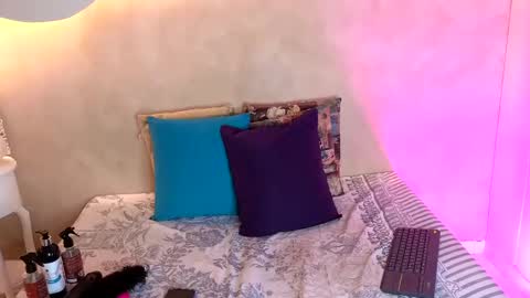 K L O E online show from 06-06-26, 01:49