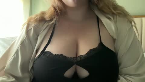 Snapshot of knightmae22 chatting on 06-28-26, 02:12 Mae Knight online show from 06-28-26, 02:12