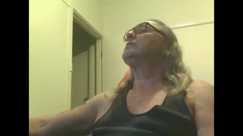 Snapshot of knobout chatting on 10-04-25, 11:30 knobout online show from 10-04-25, 11:30