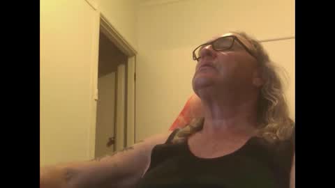 Snapshot of knobout chatting on 10-08-25, 10:02 knobout online show from 10-08-25, 10:02