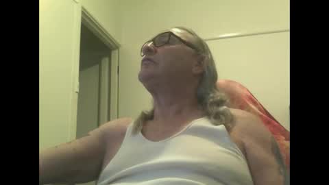 Snapshot of knobout chatting on 10-14-25, 03:18 knobout online show from 10-14-25, 03:18