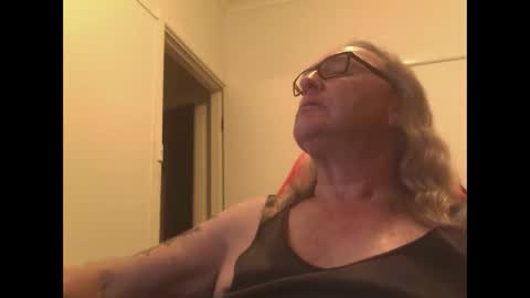 Snapshot of knobout chatting on 10-22-25, 10:15 knobout online show from 10-22-25, 10:15